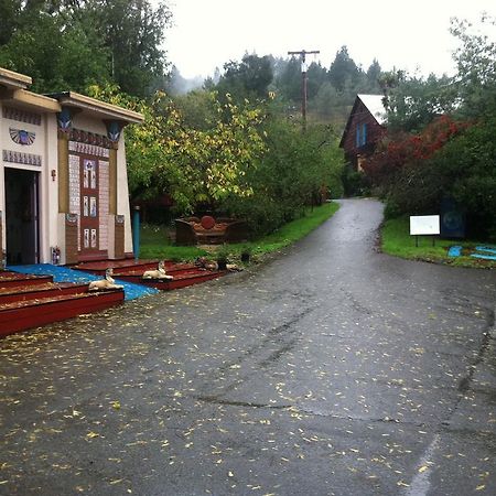 Hotel Hobbit Hut Geyserville Esterno foto