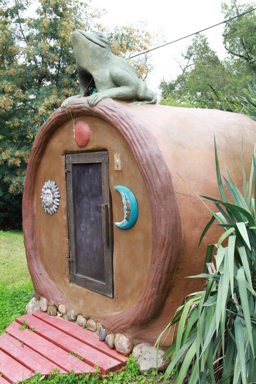 Hotel Hobbit Hut Geyserville Esterno foto