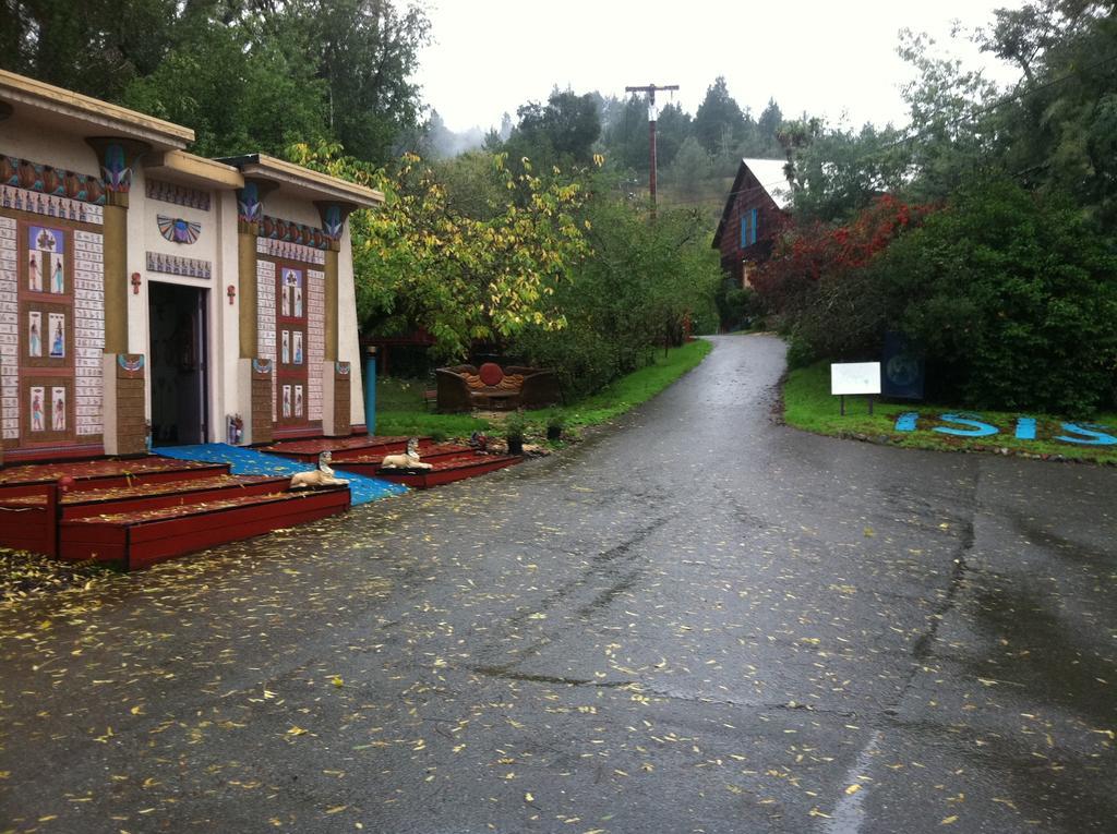 Hotel Hobbit Hut Geyserville Esterno foto