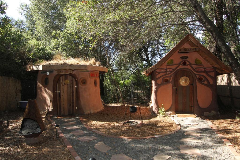 Hotel Hobbit Hut Geyserville Esterno foto